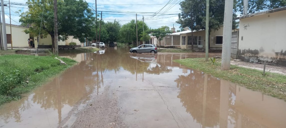 Vecinos del barrio Textil de La Banda quedaron aislados por calles intransitables