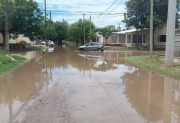Vecinos del barrio Textil de La Banda quedaron aislados por calles intransitables