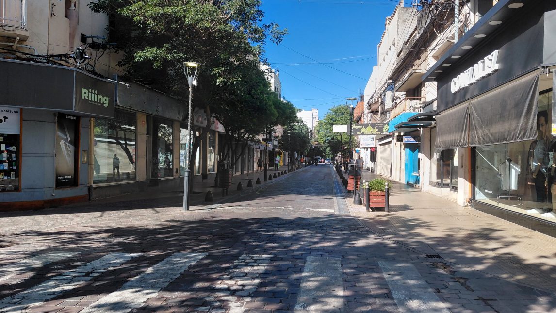 No anda nadie: vacío total en el centro comercial por el feriado del 8 de diciembre