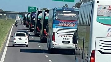 Desde la ruta se ve distinto: miles de hinchas de Racing en camino a Santiago del Estero