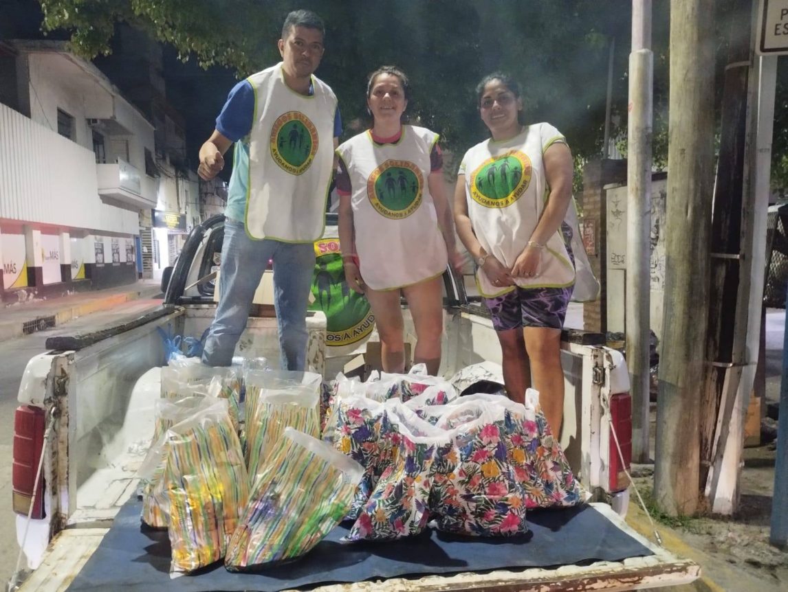 “Amigos Solidarios” realizó la última entrega del año de viandas y bolsitas navideñas