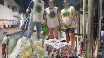 “Amigos Solidarios” realizó la última entrega del año de viandas y bolsitas navideñas