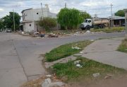 Vecinos del barrio Siglo 19 denuncian que arrojan basura en las calles pese al paso del camión recolector