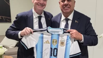 Tapia se reunió con Infantino en Qatar a tres años de la final y lanzó un mensaje de ilusión: “Vamos por la cuarta”