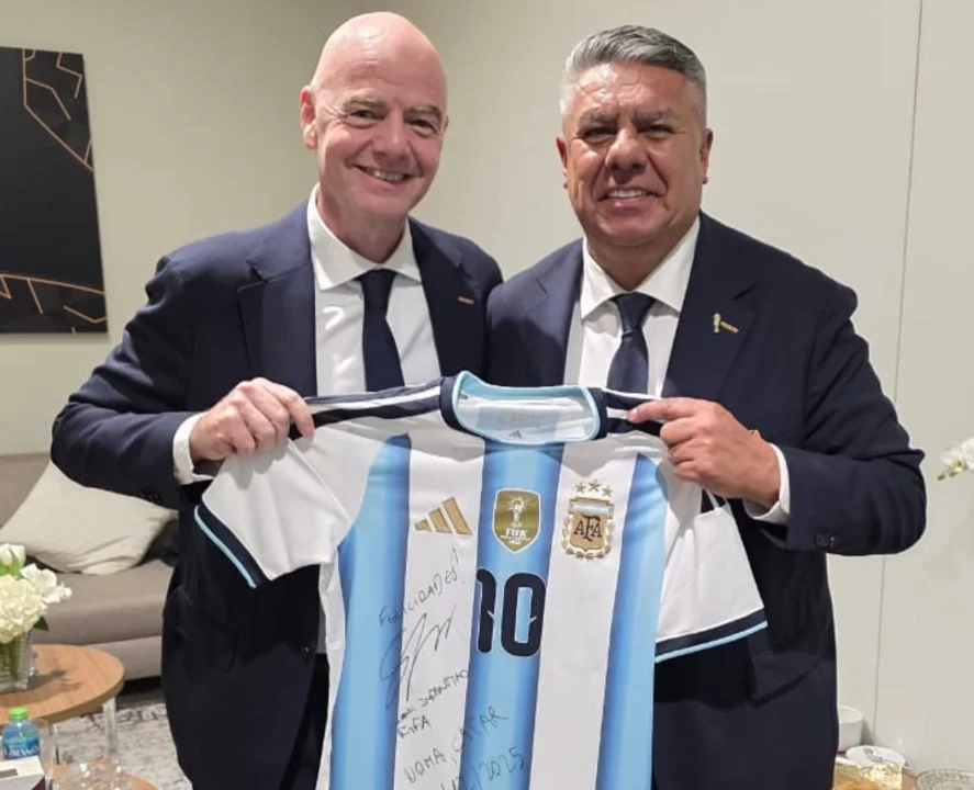 Tapia se reunió con Infantino en Qatar a tres años de la final y lanzó un mensaje de ilusión: “Vamos por la cuarta”