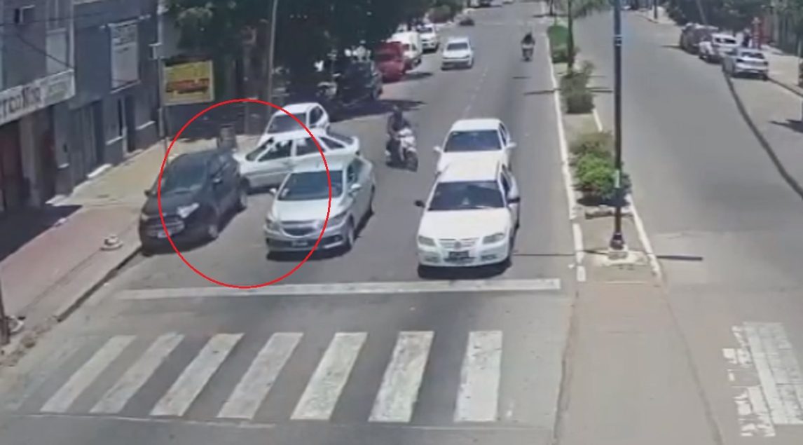 VIDEO | Pudo ser una tragedia: se cambió de carril e impactó contra un auto estacionado