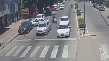 VIDEO | Pudo ser una tragedia: se cambió de carril e impactó contra un auto estacionado