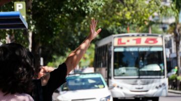 Vendedor ambulante amenazó a un inspector por no dejarlo subir a un colectivo