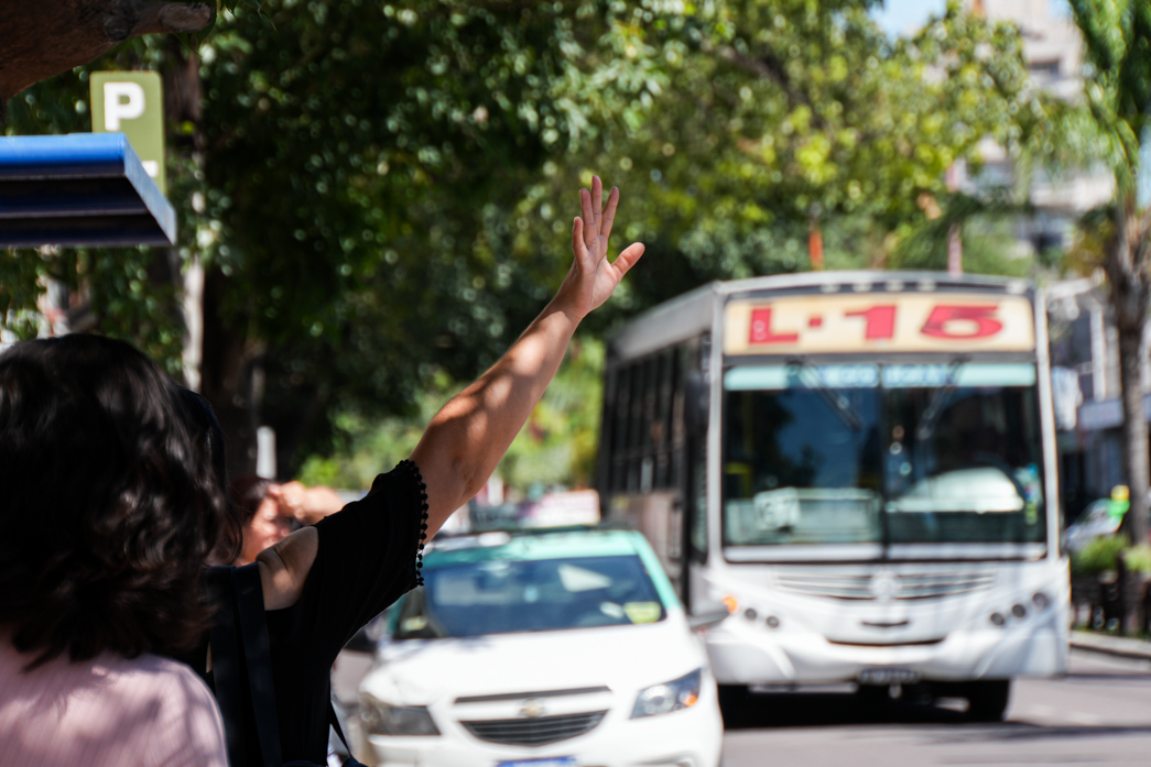 Vendedor ambulante amenazó a un inspector por no dejarlo subir a un colectivo