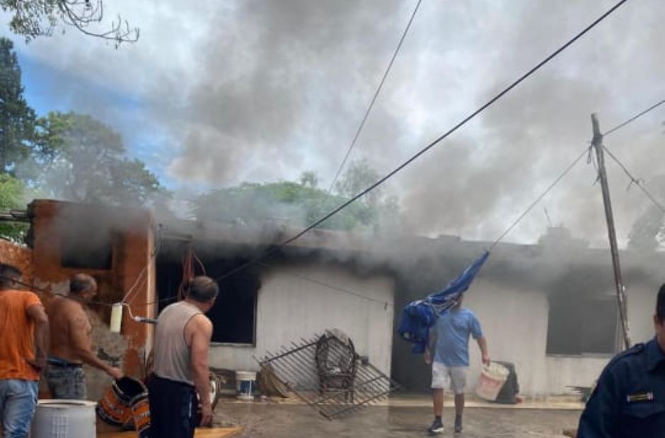 Una mujer sufrió graves quemaduras tras un incendio en una vivienda del barrio Vinalar