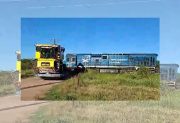 Un tren colisionó con un camión que transportaba maquinaria agrícola en un paso a nivel