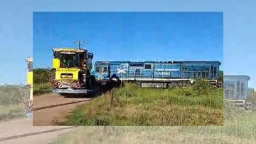 Un tren colisionó con un camión que transportaba maquinaria agrícola en un paso a nivel