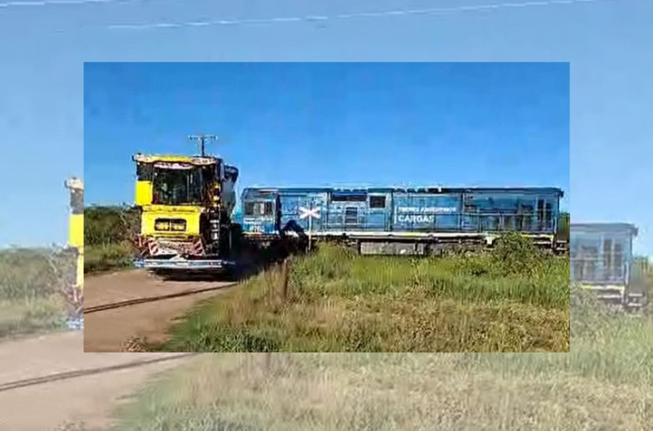 Un tren colisionó con un camión que transportaba maquinaria agrícola en un paso a nivel