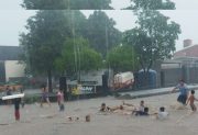 Entre la lluvia y el juego: las esquinas de La Banda que se convirtieron en piletas populares