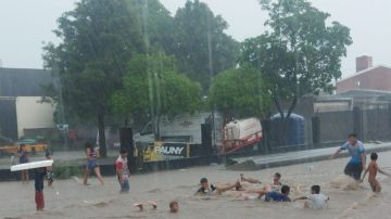Entre la lluvia y el juego: las esquinas de La Banda que se convirtieron en piletas populares