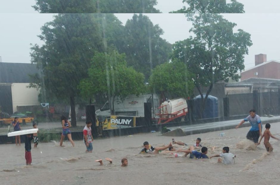 Entre la lluvia y el juego: las esquinas de La Banda que se convirtieron en piletas populares