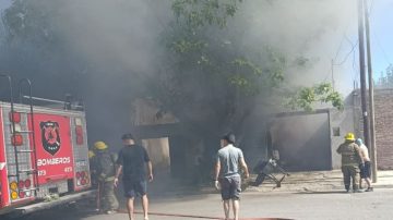 Bomberos añatuyenses rescataron a una mujer de una vivienda en llamas en Neuquén