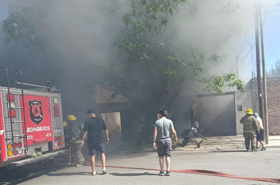 Bomberos añatuyenses rescataron a una mujer de una vivienda en llamas en Neuquén
