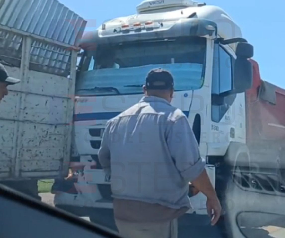 VIDEO: Fuerte choque entre una camioneta y un camión en plena Lavalle y Circunvalación