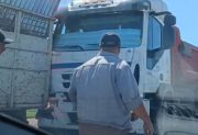 VIDEO: Fuerte choque entre una camioneta y un camión en plena Lavalle y Circunvalación