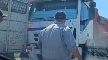 VIDEO: Fuerte choque entre una camioneta y un camión en plena Lavalle y Circunvalación