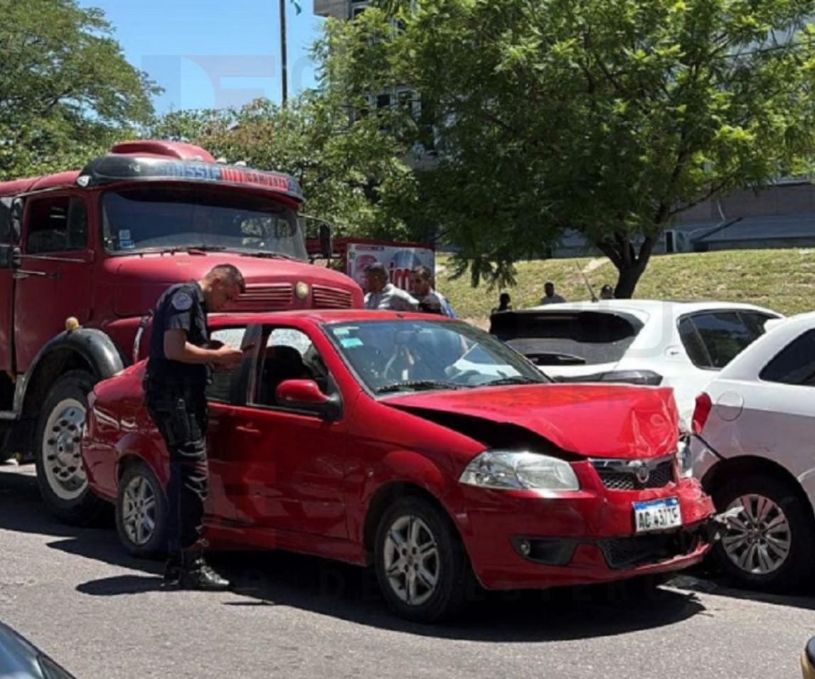 VIDEO | En plena Belgrano a un camión le fallaron los frenos y causó un impactante choque en cadena