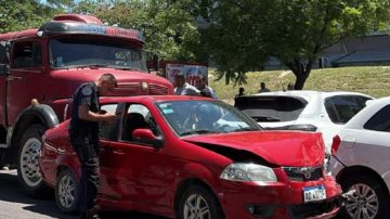 VIDEO | En plena Belgrano a un camión le fallaron los frenos y causó un impactante choque en cadena