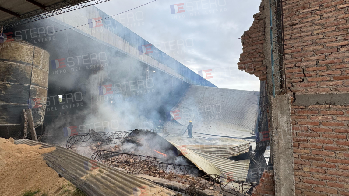 VIDEO: voraz incendio en una fábrica encendió las alarmas en el Parque Industrial