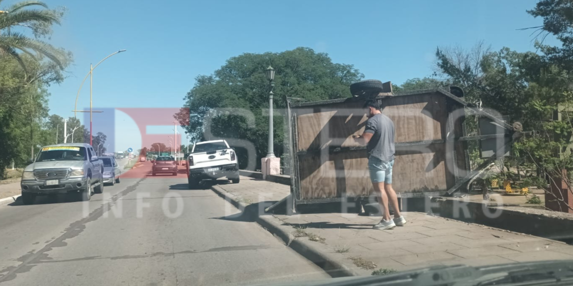 Revuelo en la zona del Parque Aguirre por el vuelco de un food truck