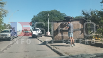 Revuelo en la zona del Parque Aguirre por el vuelco de un food truck