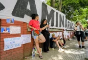 Militantes hicieron una vigilia y acamparon en el Sanatorio Otamendi para bancar a Cristina