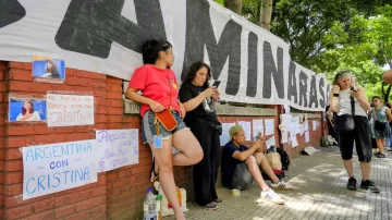 Militantes hicieron una vigilia y acamparon en el Sanatorio Otamendi para bancar a Cristina