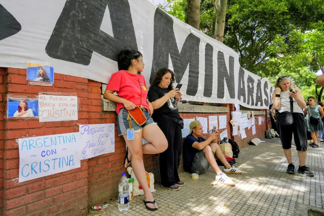 Militantes hicieron una vigilia y acamparon en el Sanatorio Otamendi para bancar a Cristina
