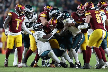 Batalla campal en el triunfo de los Eagles ante los Commanders por la NFL