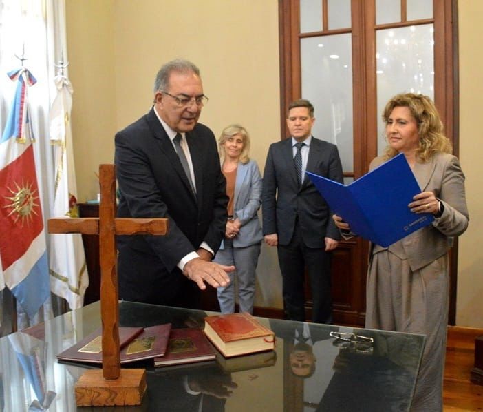 La intendente Norma Fuentes le tomó juramento a Medina Salomón como secretario de Gobierno