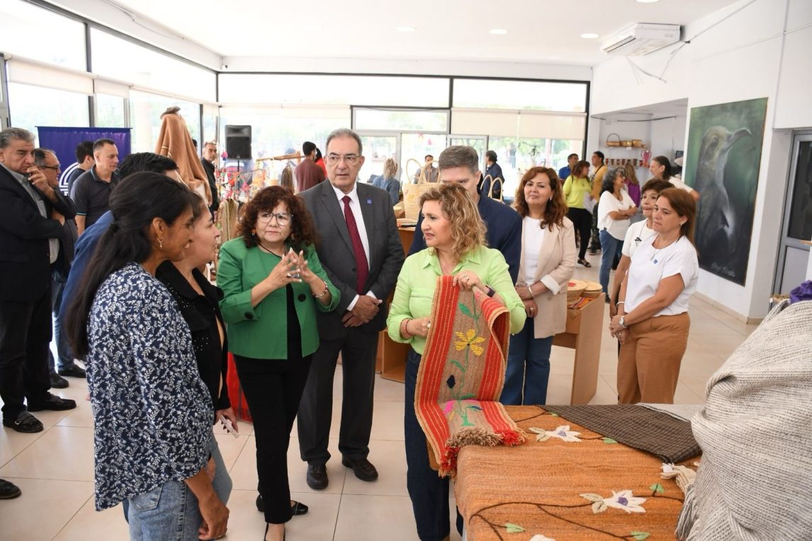 La intendente Fuentes recorrió el Mercado Artesanal en el Parque Norte: “Brindamos nuevas fuentes de ingresos para los artesanos locales”