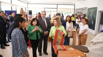 La intendente Fuentes recorrió el Mercado Artesanal en el Parque Norte: “Brindamos nuevas fuentes de ingresos para los artesanos locales”