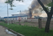 VIDEO: voraz incendio en el obrador del nuevo Hospital Escuela en el Parque Industrial
