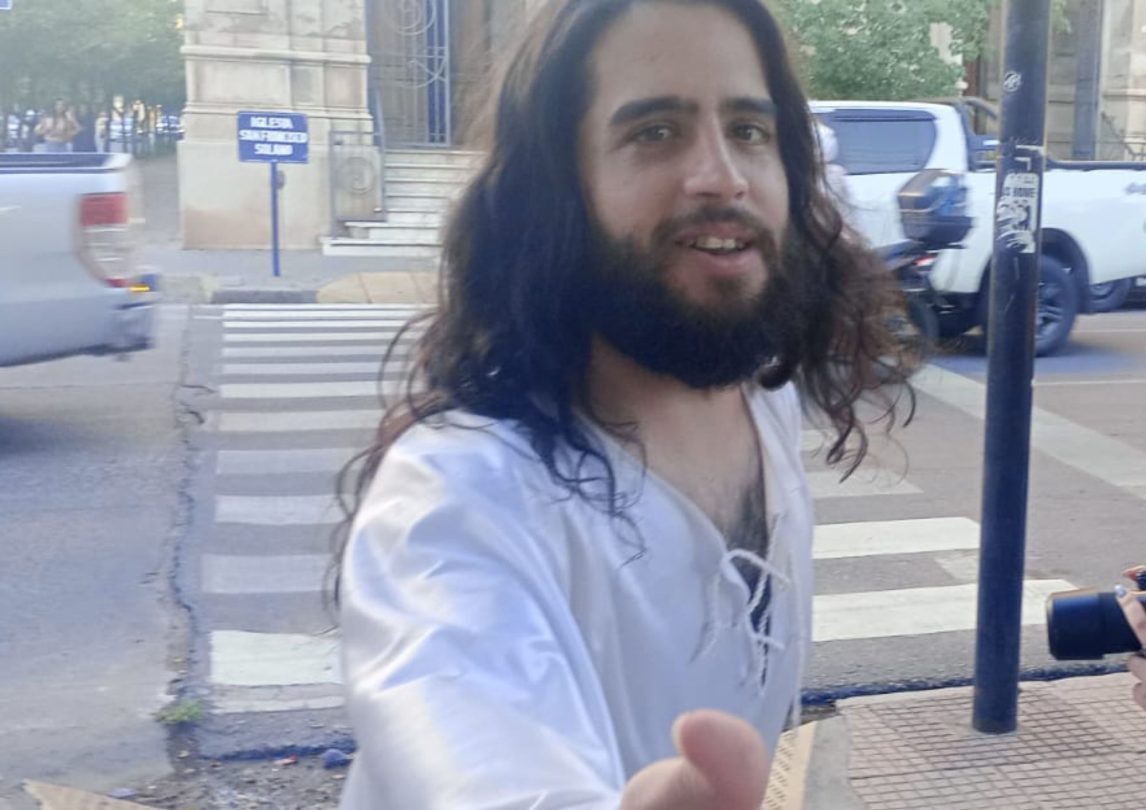 ¿Jesús en Santiago? Un misterioso personaje sorprendió a todos y se sacó fotos antes de Navidad