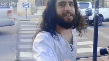 ¿Jesús en Santiago? Un misterioso personaje sorprendió a todos y se sacó fotos antes de Navidad