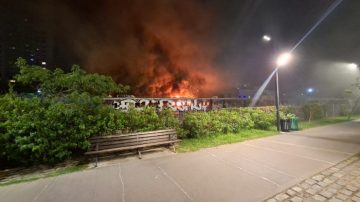 Susto en Colegiales por incendio de vagones de tren abandonados