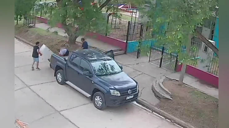 VIDEO | Bandera: acusan a la directora de un jardín de robar una heladera y una cocina: su explicación