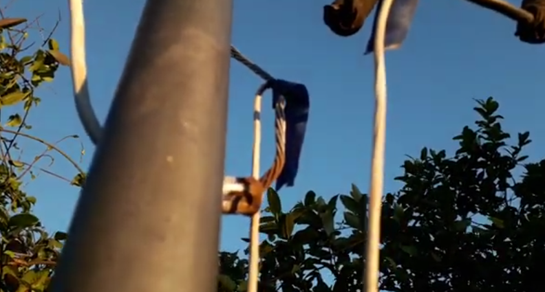 Insólito hecho en La Banda: pastores evangélicos se “colgaron” en el tendido eléctrico para realizar una campaña religiosa