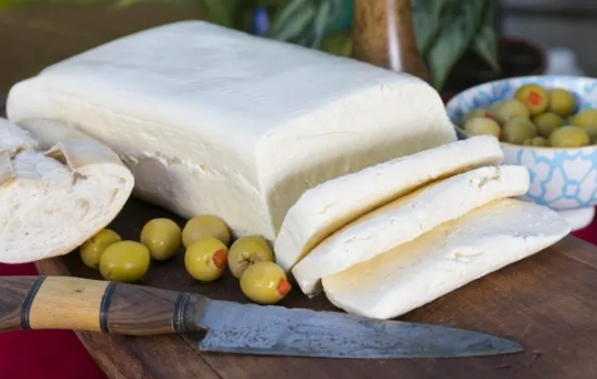 Por la presencia de una peligrosa bacteria, prohíben la venta y consumo de un queso de primera marca