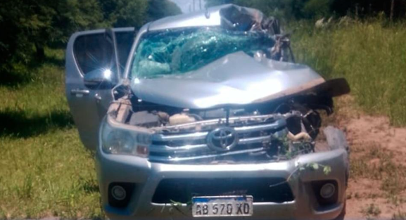 Un muerto y dos heridos tras el despiste de una camioneta que terminó estrellándose contra un árbol