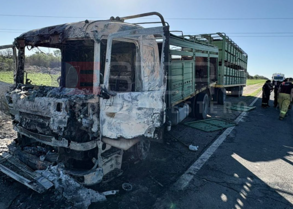 VIDEO | Alarma por un impresionante incendio de un camión jaula en San Marcos
