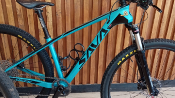 Violento asalto a una ciclista en el Puente Carretero: un joven le robó su bicicleta tras amenazarla con un cuchillo