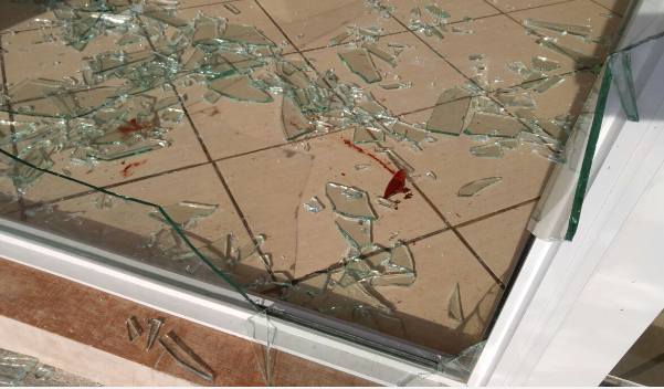 Atrapan a dos delincuentes que intentaron robar 20 kilos de carne desde un negocio en plena madrugada