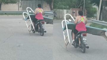 Imprudencia total: una mujer en moto y sin casco cargó un tobogán y circuló por avenida Lugones