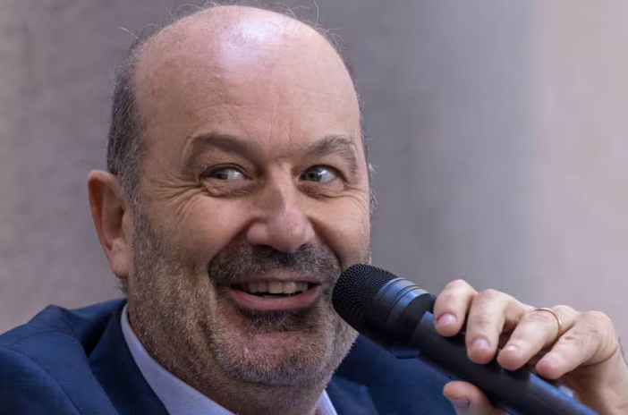 “Son héroes de la producción”: el particular elogio de Federico Sturzenegger a los argentinos que viajan al exterior